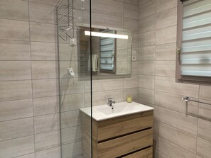 Shower, hair dryer, toilet paper - Cottage 5 people on the quiet riverside le Lizon 
 in Franche Comté (Nans-Sous-Sainte-Anne)