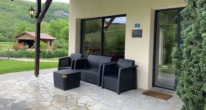 IN DAS NATUR SEHR SCHONES HAUS
IM FRANCHE COMTE
SEHR RUHIG
2 BIS 6 PERSONEN