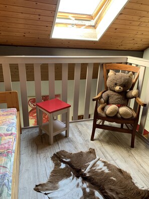 4 bedrooms, desk, iron/ironing board, free WiFi