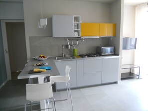 Kühlschrank, Mikrowelle, Herdplatte, Wasserkocher mit Kaffee-/Teezubehör