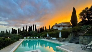 Outdoor pool - Villa with pool between Florence and Arezzo. Magical view  (Loro Ciuffenna (Province of Arezzo))