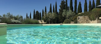Villa with pool between Florence and Arezzo. Magical view 