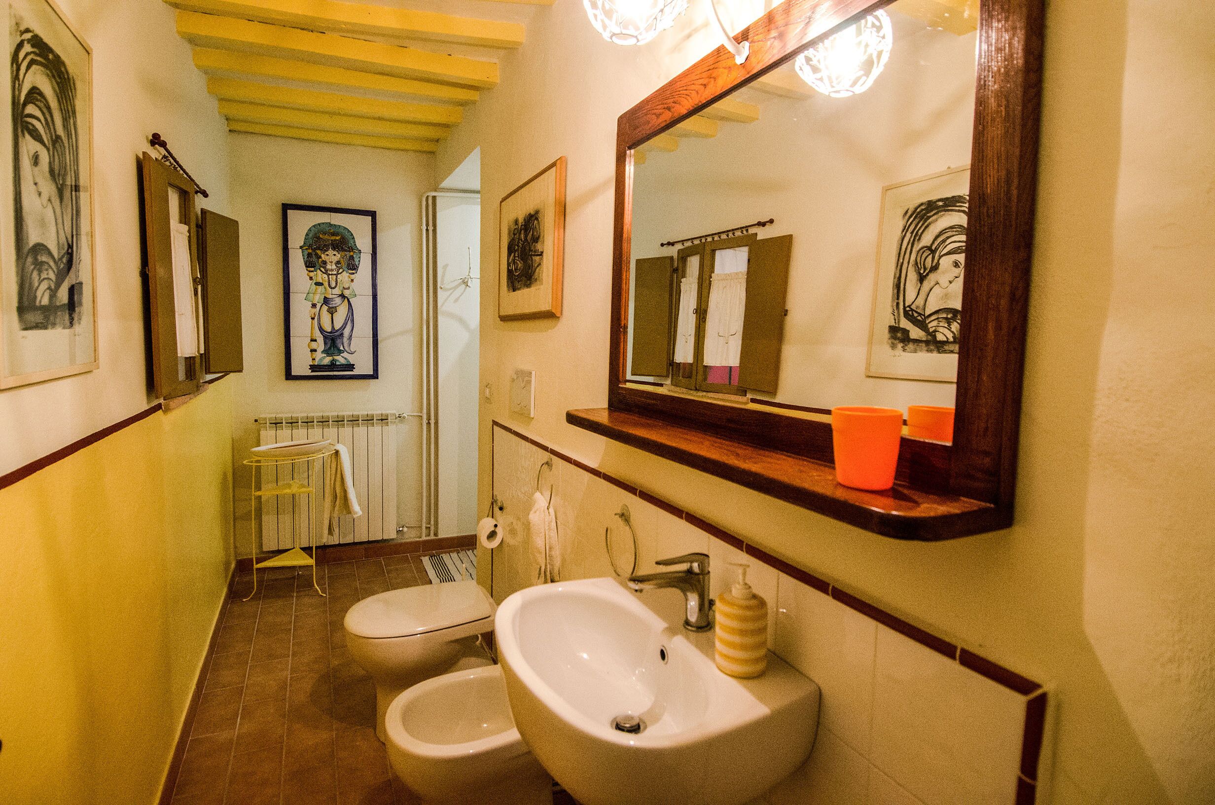 Gratis toiletartikelen, een haardroger, handdoeken, toiletpapier