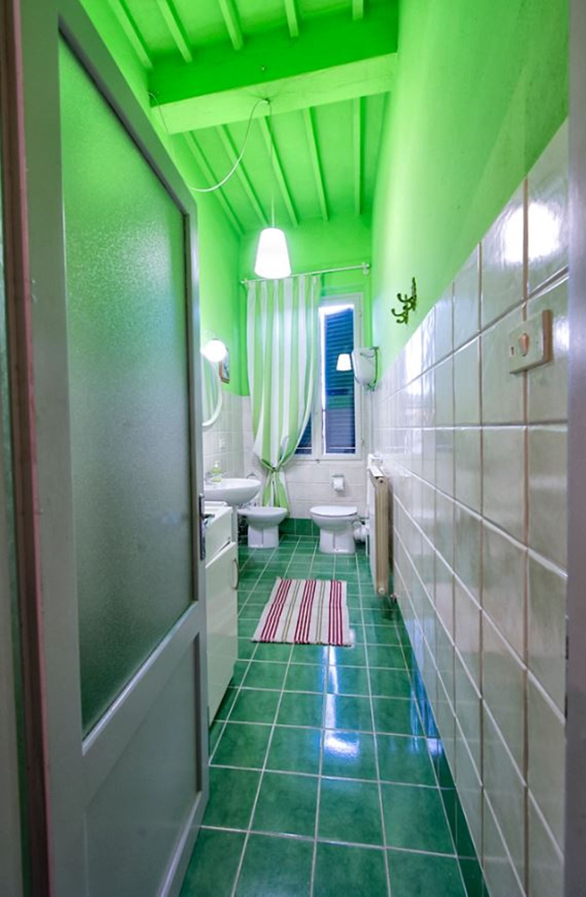 Kostenlose Toilettenartikel, Haartrockner, Handtücher, Toilettenpapier