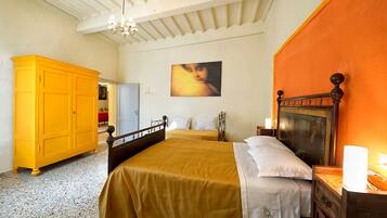 2 chambres, bureau, fer et planche Ă repasser