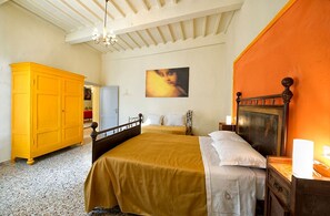 2 bedrooms, desk, iron/ironing board - Fatucchi holiday home (foiano della chiana)