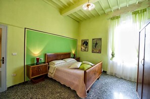 2 habitaciones, escritorio y tabla de planchar con plancha 