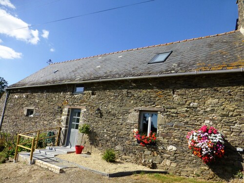 Grange rénovée en Bretagne centrale proche du canal de Nantes Brest 