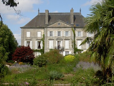Spacious Comfortable Gite, Linen/ Towels Etc Included, 4 Star Rated, 5kms Shops.