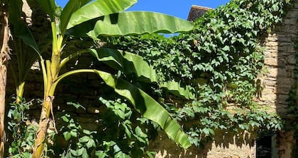 Bijou Dorfhaus mit beheiztem Pool in ruhigen Innenhof Gardens