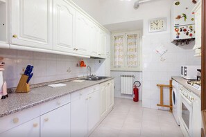 冷蔵庫、電子レンジ、オーブン、コンロ