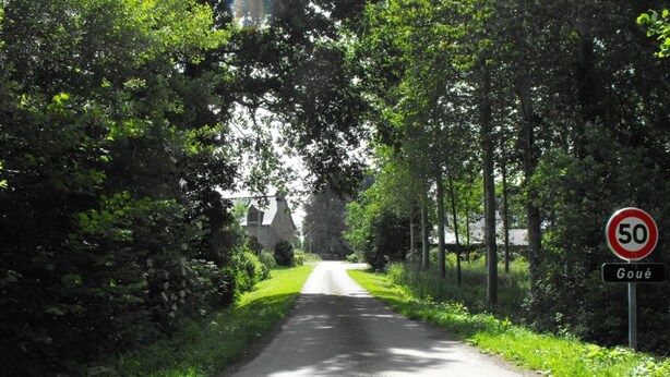 A rural road with a speed limit sign indicating 50 km/h. - Spacious family holiday gîte.... Country side, Brocéliande, Médiévale Josselin (La Grée-Saint-Laurent)