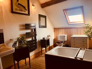 Een bad/douchecombinatie, een haardroger, een bidet, handdoeken