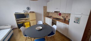 Refrigerador, horno, placa de cocina, cafetera/tetera