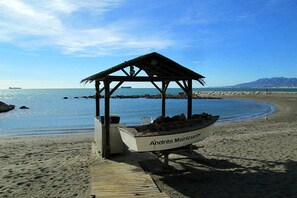 Nær stranden og strandhåndklær