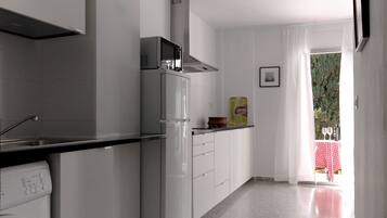 Een koelkast, een magnetron, een kookplaat