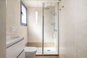 Ducha y bañera combinadas, secador de pelo, toallas y jabón