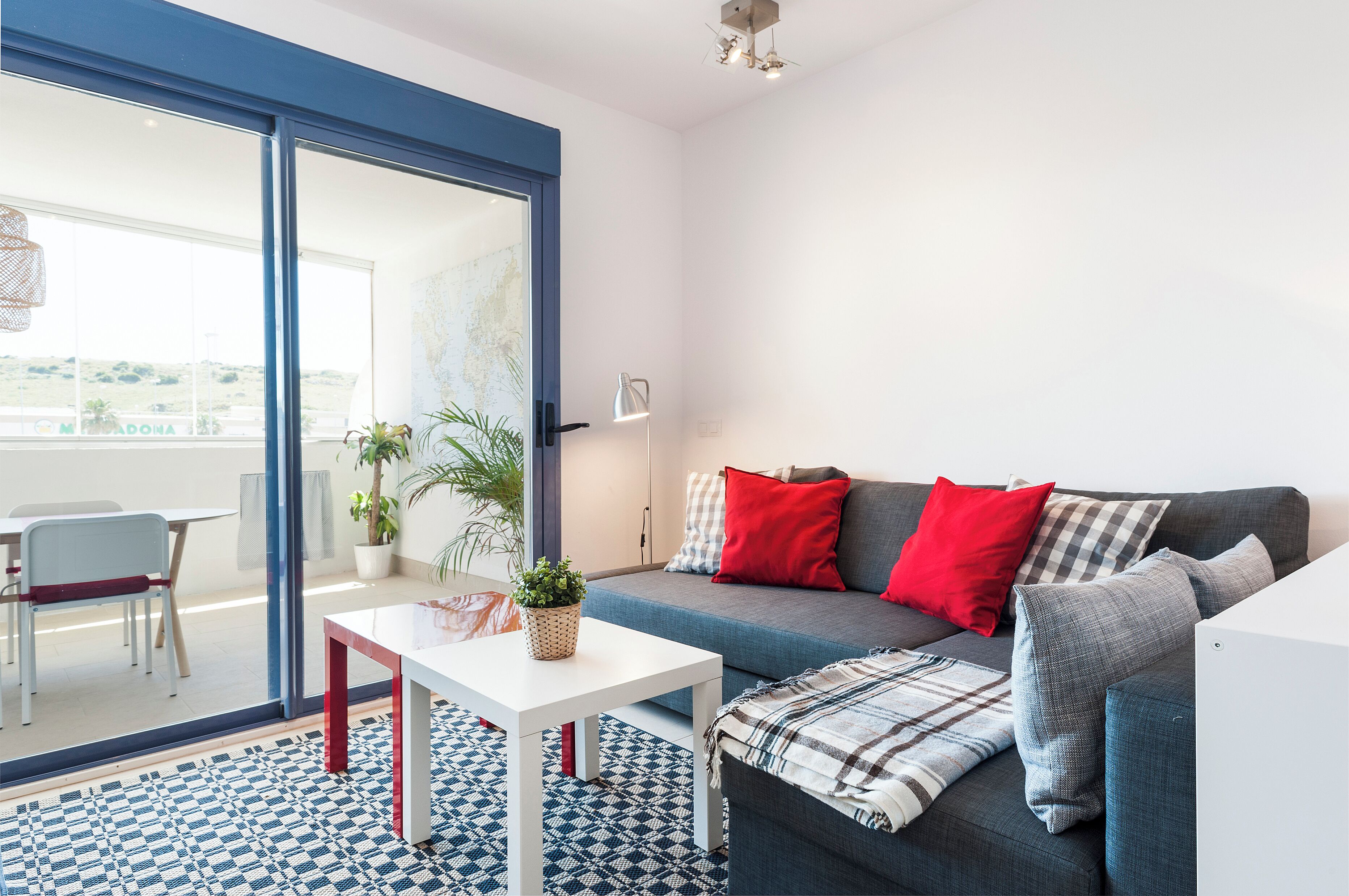 TV connectée, console de jeux vidéo, lecteur de DVD, livres