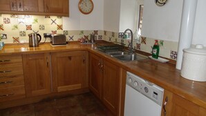 Fridge, microwave, oven, stovetop - Pet friendly barn conversion with spectacular views, just for 2. (Crosby Garrett)