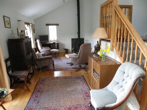 Téléviseur, lecteur de DVD, livres