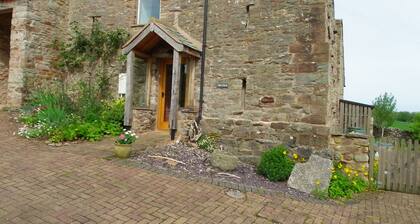 Pet friendly barn conversion with spectacular views, just for 2.