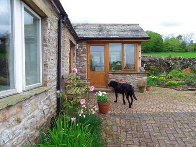 Pet friendly barn conversion with spectacular views, just for 2.
