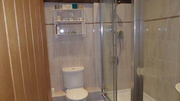 Bathtub, towels