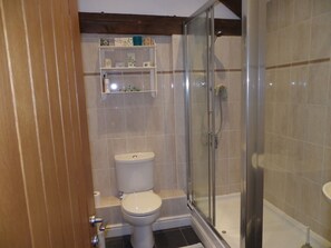 Bathtub, towels - Pet friendly barn conversion with spectacular views, just for 2. (Crosby Garrett)