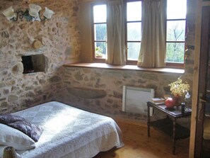 3 bedrooms, iron/ironing board, free WiFi, bed sheets - House with large garden in small village, Tedejo, Folgoso de la Ribera León  (Tedejo Folgoso de la Ribera León)