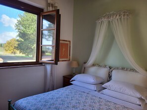 3 bedrooms, desk, iron/ironing board, travel crib - Stone house with private pool in Chianti (San Filippo A Ponzano)