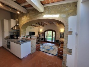 Een koelkast, een oven, een kookplaat, een vaatwasser