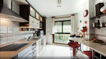 Kühlschrank, Mikrowelle, Ofen, Herdplatte