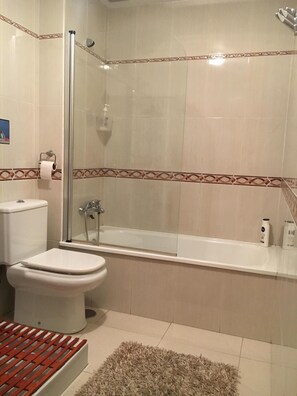 Combined shower/tub, jetted tub, hair dryer, towels