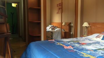 3 quartos, escrivaninha, ferros/tábuas de passar roupa