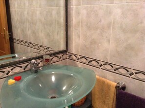Ensemble douche/baignoire, baignoire à jets, sèche-cheveux