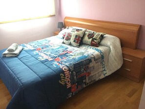 3 makuuhuonetta, työpöytä, silitysrauta/-lauta, ilmainen Wi-Fi