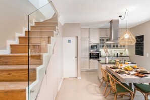 Fridge, microwave, oven, stovetop - Victoria Project - House I - Private Parking (Porto)