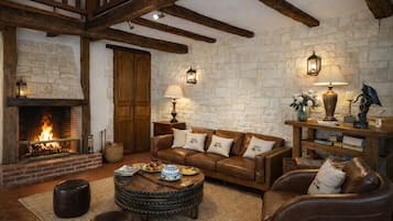 Smart-tv, een open haard, een tafeltennistafel en boeken