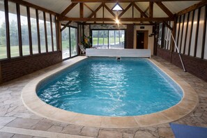 من حمّامات السباحة المغطاة، حمّام سباحة مُدفَّأ