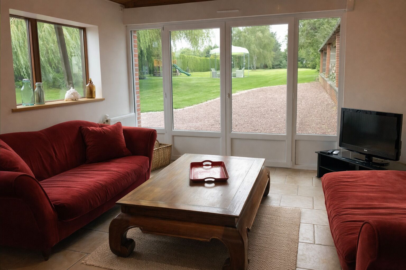 Smart TV, fireplace, ping pong, books