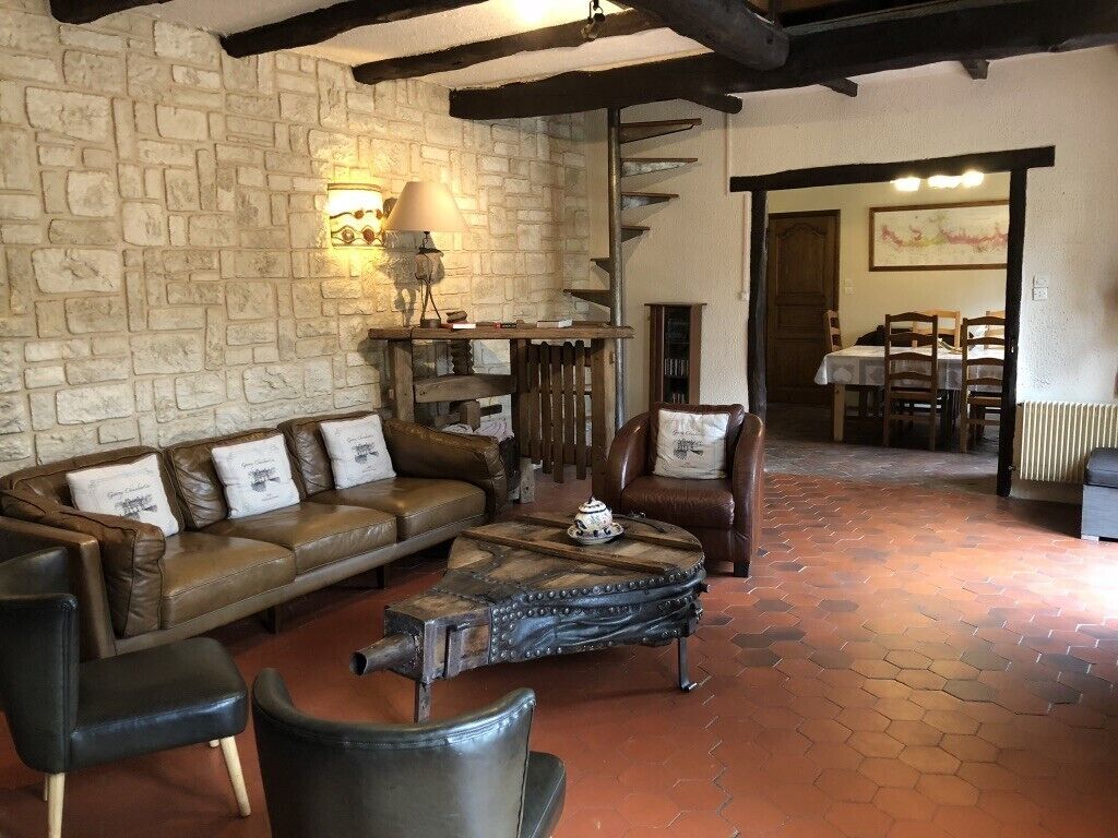 Smart TV, fireplace, ping pong, books