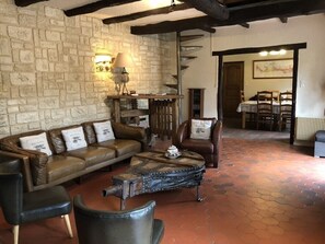 TV connectée, cheminée, table de tennis de table, livres