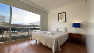 1 habitación, tabla de planchar con plancha, wifi gratis y ropa de cama