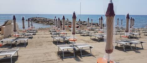 Una playa cerca, sillas reclinables de playa