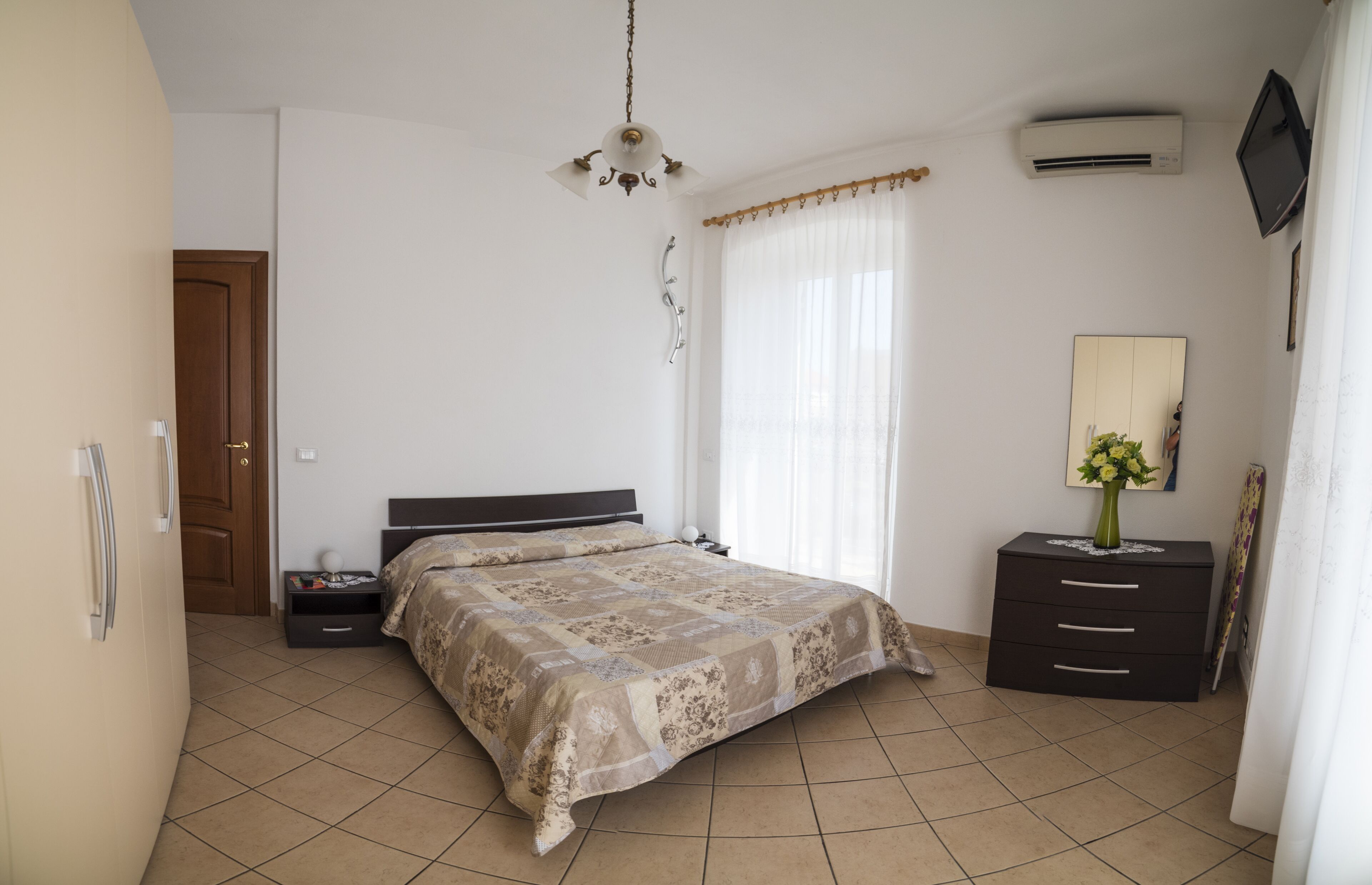 1 室のベッドルーム、デスク、防音設備、アイロン / アイロン台