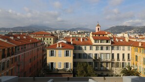 Un paisaje urbano con edificios coloridos y una torre de iglesia destacada.