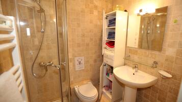 Een douche, een haardroger, handdoeken, toiletpapier