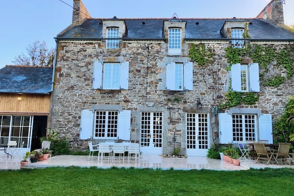 Grande maison avec facade orientee sud. Cusine avec grande baie vitree