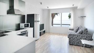 Een koelkast, een magnetron, een oven, een broodrooster