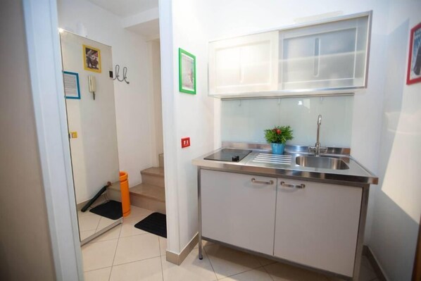 Refrigerador, parrilla de estufa y cafetera y tetera 